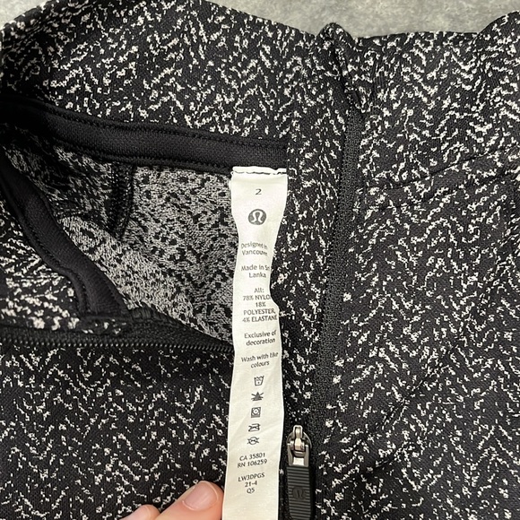 NWOT Lululemon Jacket Size 2 - Picture 3 of 6